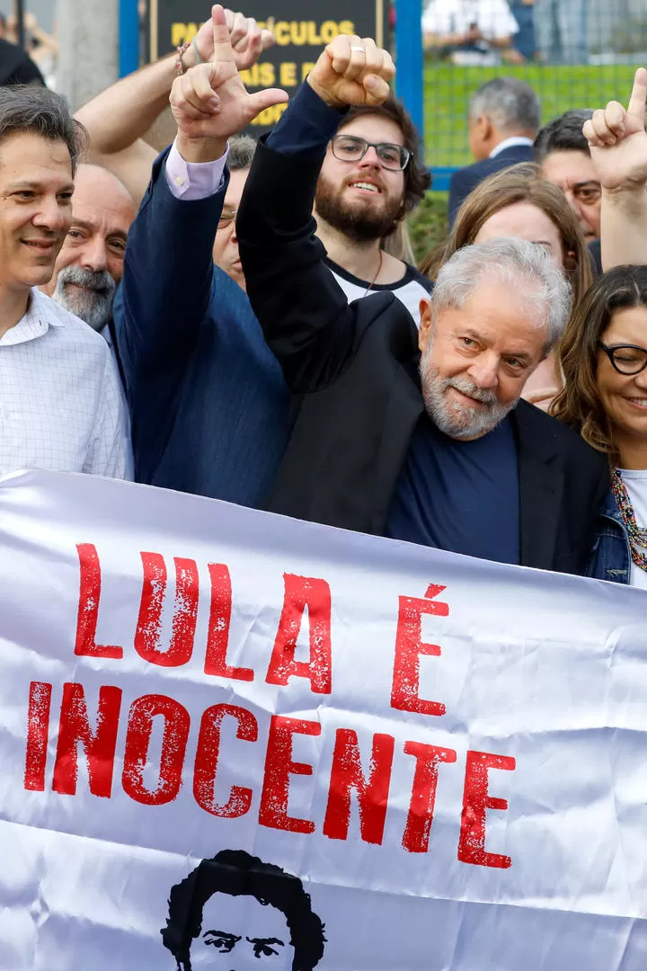 EN CURITIBA. Lula le habló a sus seguidores frente a la Policía Federal. fotos reuters