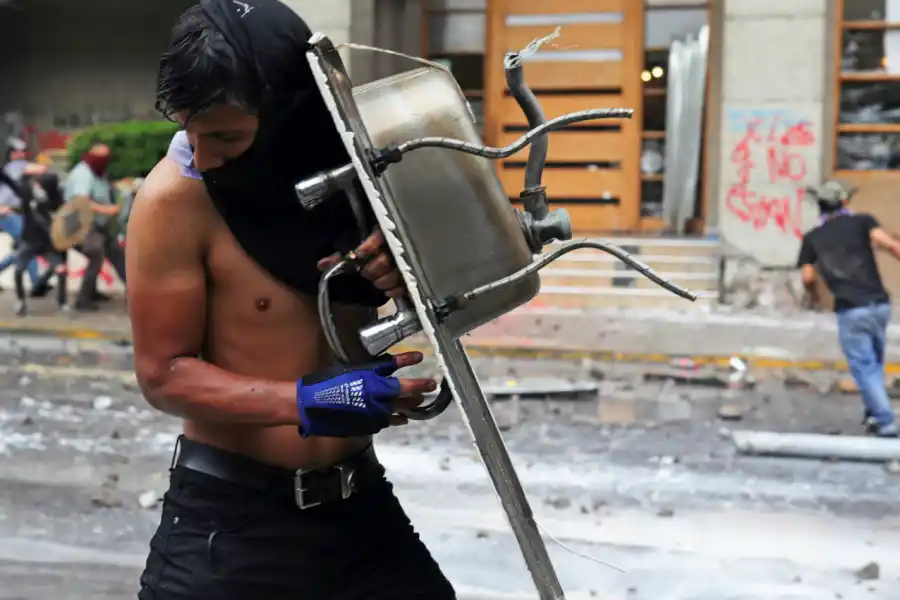 Atacan la embajada argentina en Santiago durante las protestas en Chile