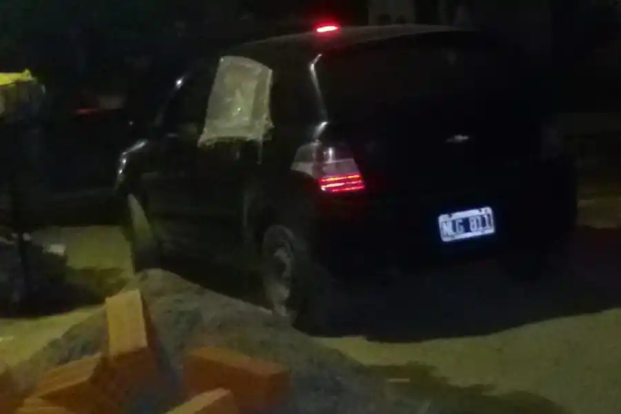 El Chevrolet dominio NLG 811, uno de los vehículos en los que llegaron los encapuchados.