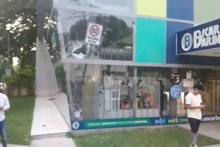 Un joven se llevó puesto un cartel de máxima velocidad que terminó incrustado en un local