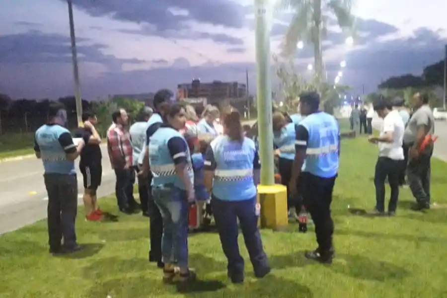 Un joven se llevó puesto un cartel de máxima velocidad que terminó incrustado en un local