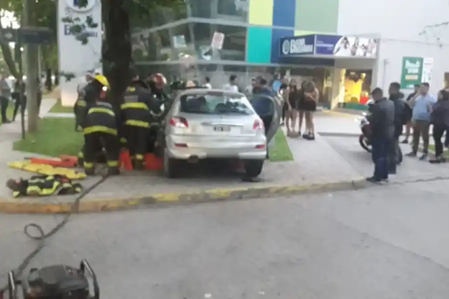 Un joven se llevó puesto un cartel de máxima velocidad que terminó incrustado en un local