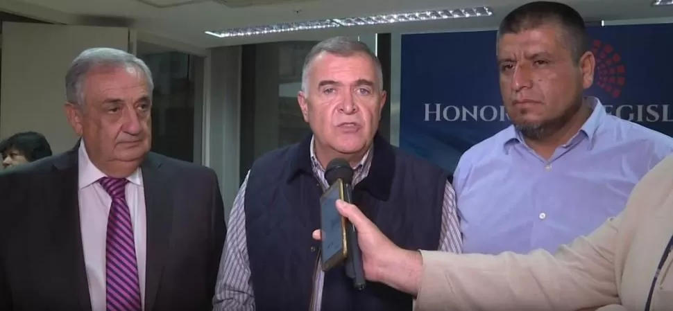 OTRAS ÉPOCAS. En febrero, Caliva (derecha) estuvo en la Legislatura junto a Jaldo y Ruiz Olivares durante la presentación de los candidatos. captura de video