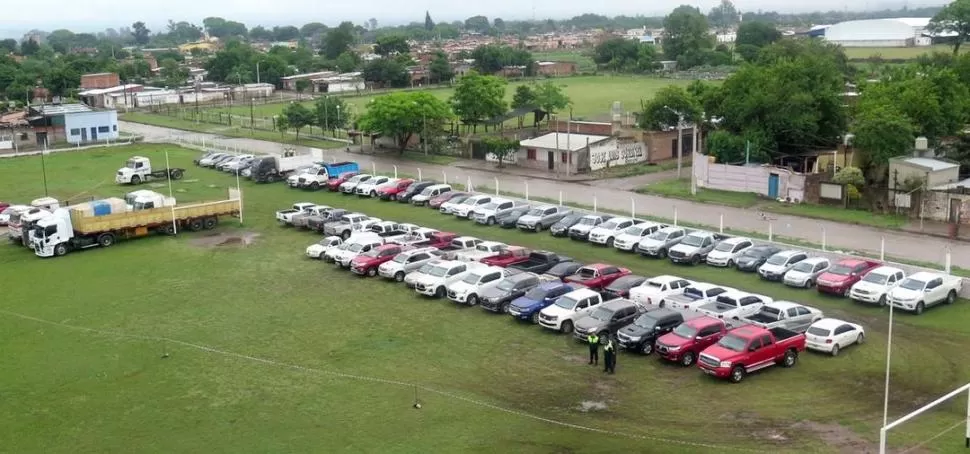 EN FILA. El martes se realizaron 43 allanamientos simultáneos en la capital, Río Seco, Alderetes, Famaillá y Monteros, y se secuestraron alrededor de 150 vehículos.  