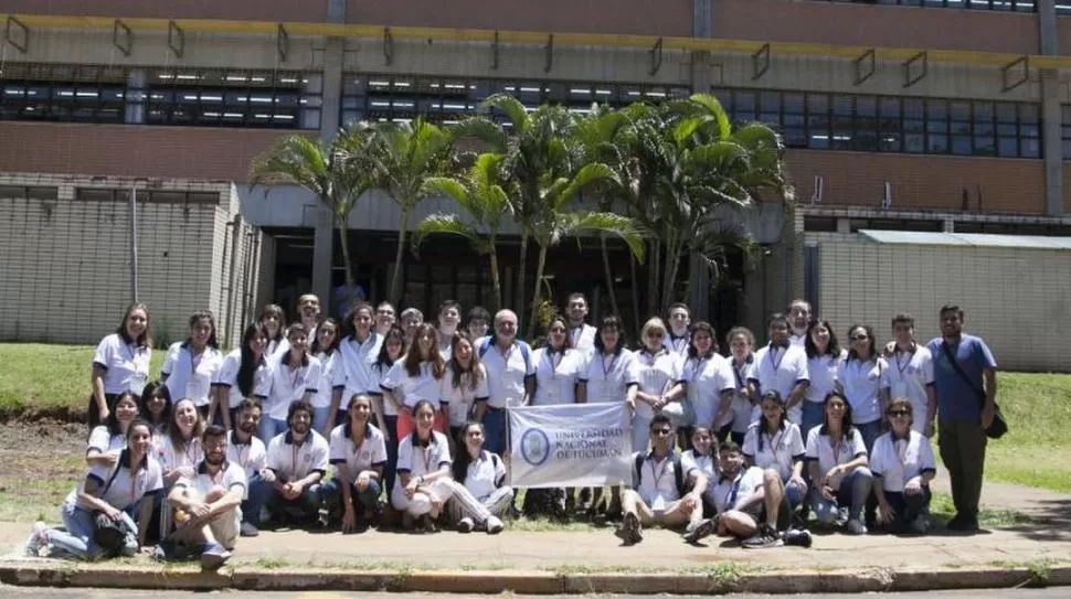 INVESTIGADORES. El grupo de 40 alumnos que viajó a las Jornadas en Brasil. 