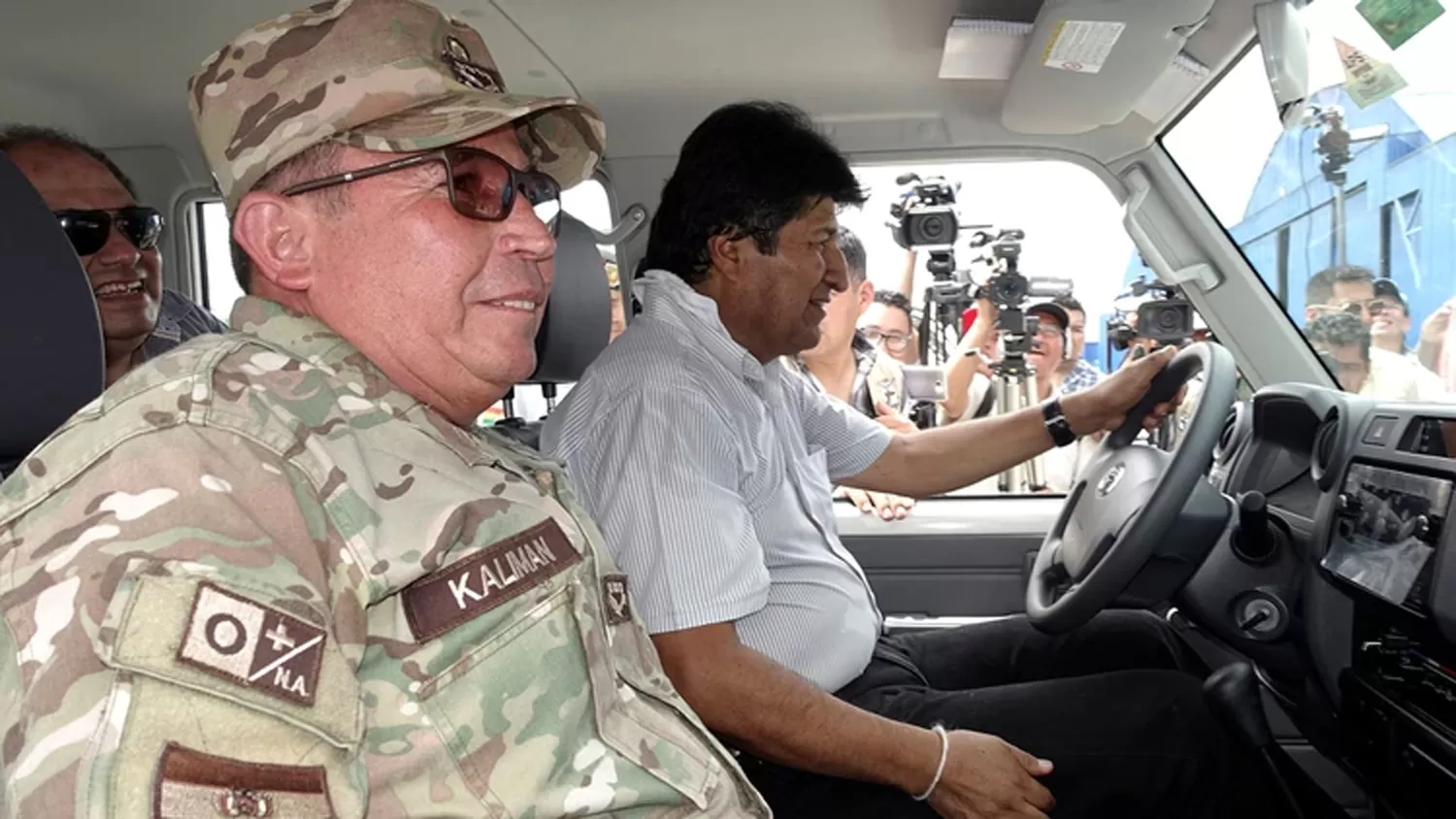 Militares y policías bolivianos le piden a Evo Morales que renuncie para pacificar el país