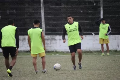 Villa Mitre le quitó el invicto al  líder Marapa