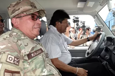 Militares y policías bolivianos le piden a Evo Morales que renuncie para pacificar el país
