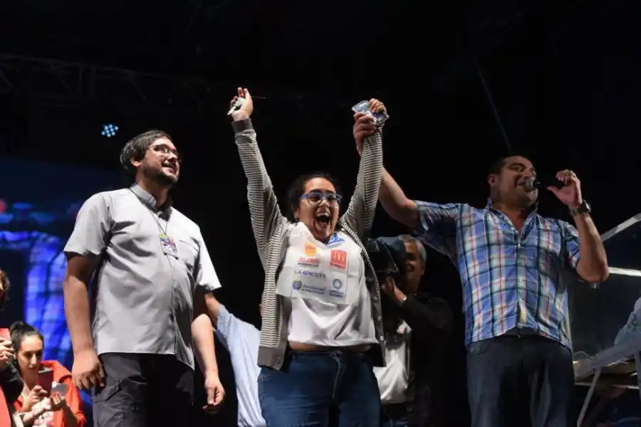 EXPLOTÓ. Ruiz ganó el auto y festejó a lo grande en el escenario. la gaceta / foto de diego araoz 