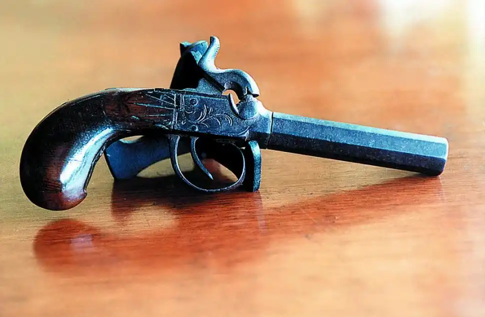 CORONEL JAVIER LÓPEZ. Pistola que perteneció a quien, tras la breve etapa de Lacoa, fue elegido gobernador en propiedad. 