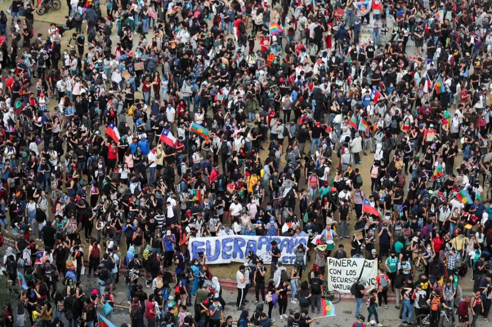CHILE ES UN POLVORÍN. Las marchas comenzaron en protesta por el aumento del pasaje del metro y crecieron hasta reclamar una reforma constitucional. 