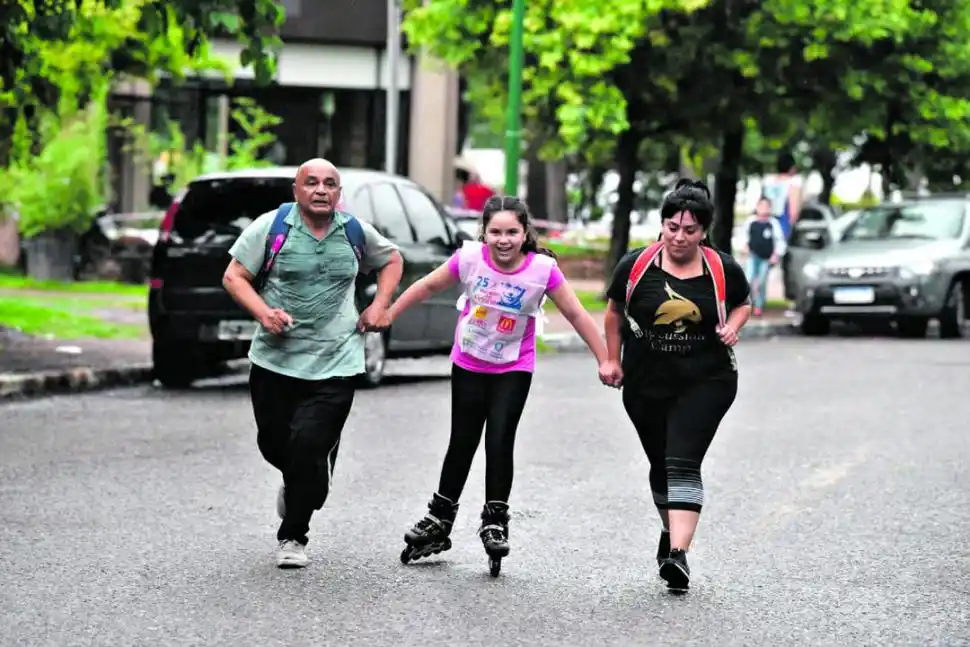 EQUIPO FAMILIAR. El abuelo Sergio, su nieta Mía montada en patines, y su nuera Sabrina corrieron agarrados de la mano. la gaceta / foto de diego araoz