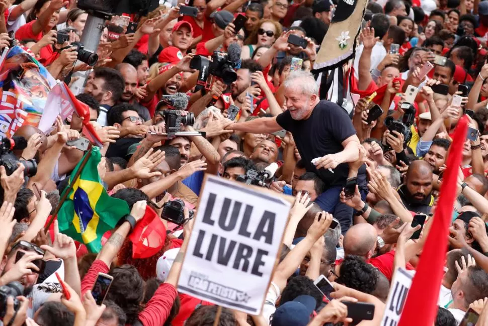 POPULAR. Una multitud lleva a Lula en andas poco después de su salida de la prisión de Curitiba. reuters
