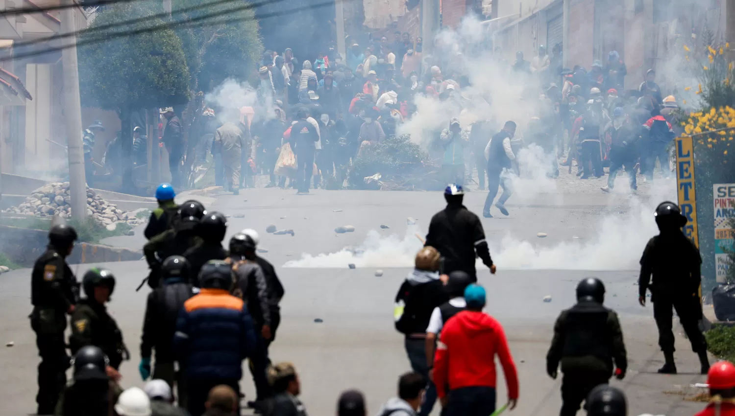 REPRESIÓN. Las calles de las principales ciudades bolivianas se poblaron de manifestantes y de policías.