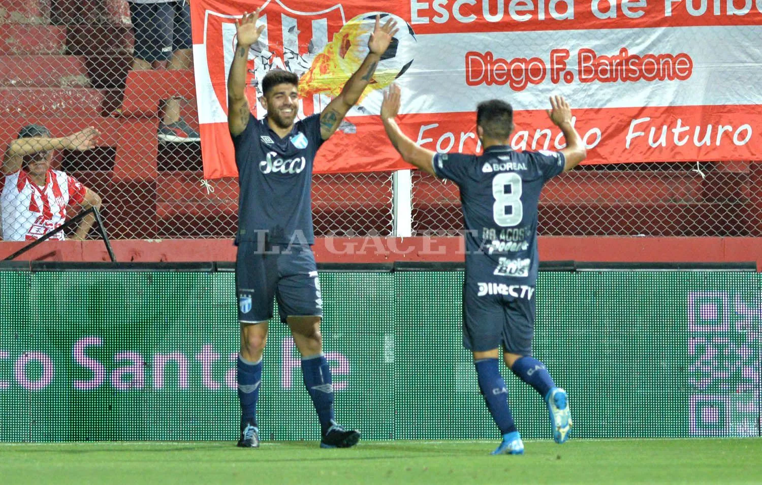 Con un gol de Leandro Díaz , Atlético Tucumán superó 1- 0 a Unión en la ciudad de Santa Fe . Foto de Javier Escobar ©
