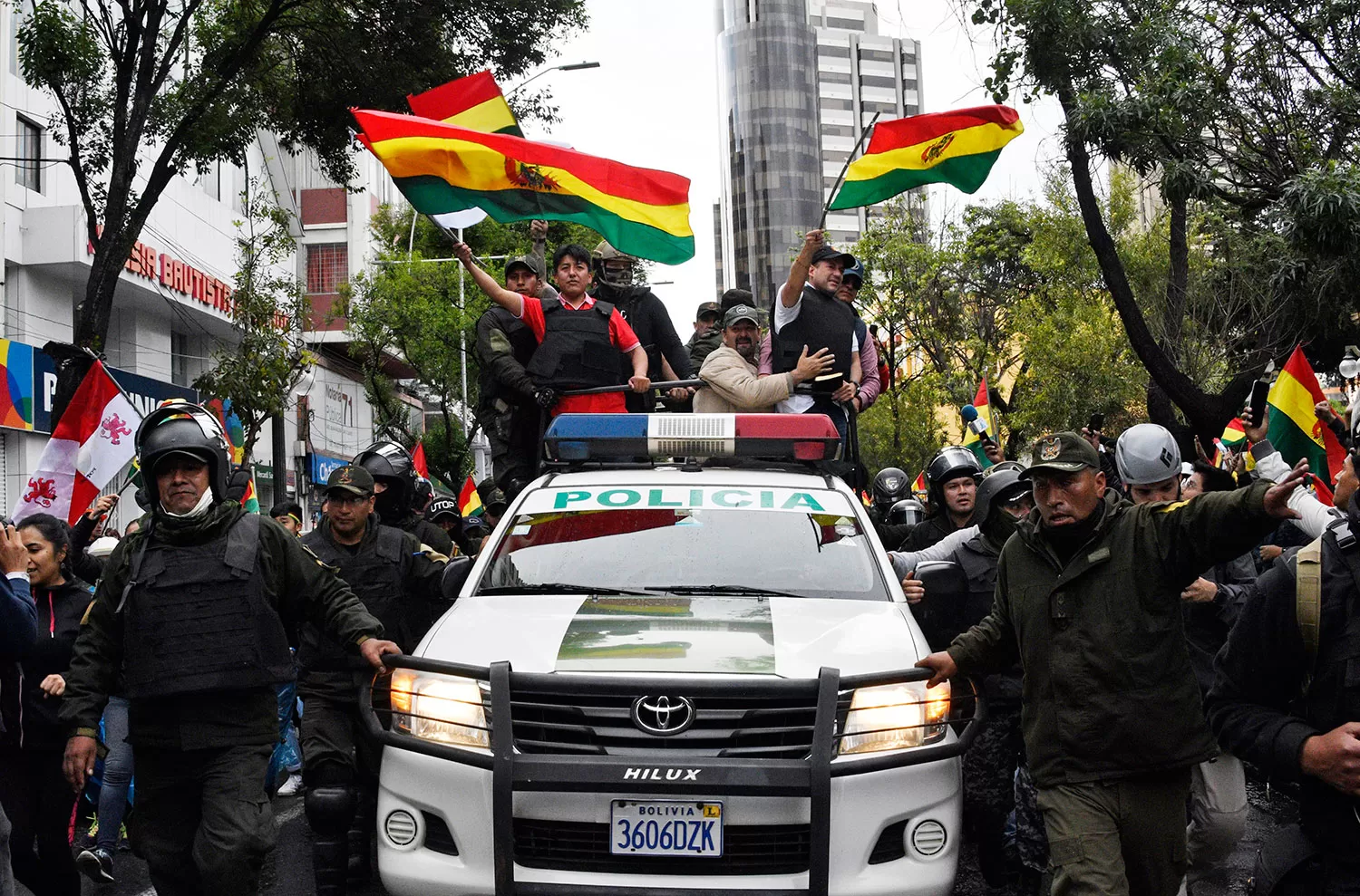 EL LÍDER DE LA OPOSICIÓN. Luis Fernando Camacho ondea una bandera nacional boliviana en La Paz tras la renuncia de Morales.