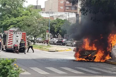 Se prendió fuego una camioneta al frente del parque 9 de Julio