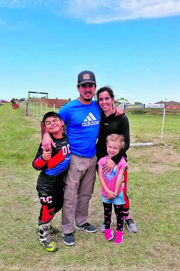 JUNTOS. Todos viajaron hasta Trenque Lauquen donde la Confederación Argentina de Motociclismo organizó la última fecha. El campeón estuvo acompañado por mamá Jimena, papá David y su hermana menor, Yazmina.