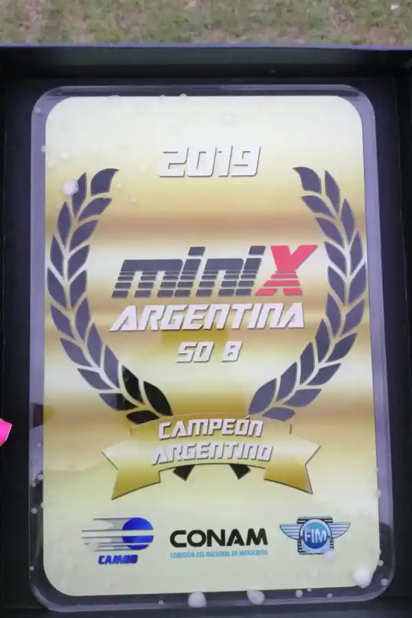 EL ESPECIAL. La placa acrílica que certifica su condición de rey máximo de la categoría se sumó al equipaje de “Fran” que también se vino con la copa que le correspondía por haber quedado segundo en Trenque Lauquen.