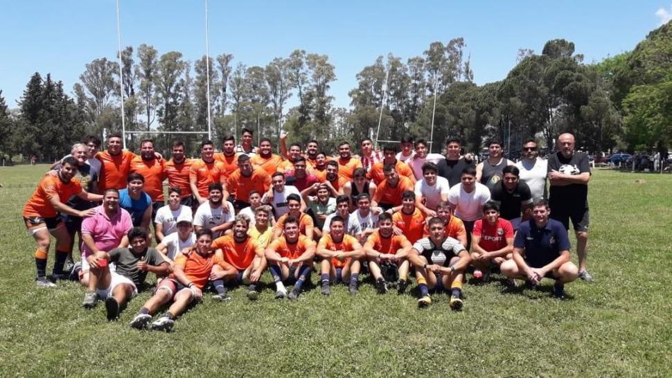 DE FESTEJO. El Seleccionado de Desarrollo se llevó la Copa de Plata del Torneo de las 6 Uniones desarrollado en Santa Fe. 