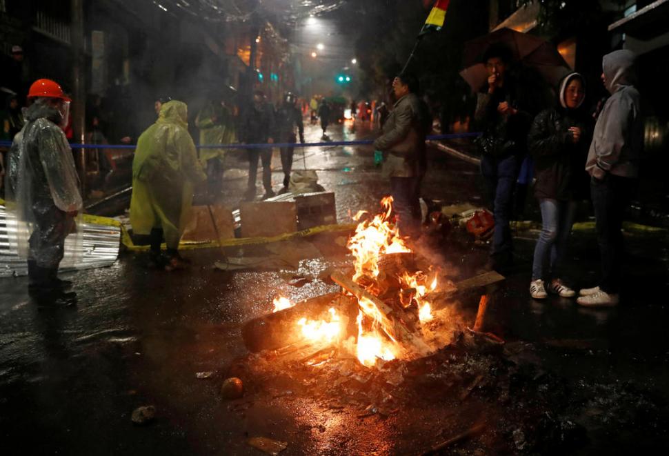 VIGILIA. Anoche, manifestantes que apoyan a Morales prendieron fogatas.