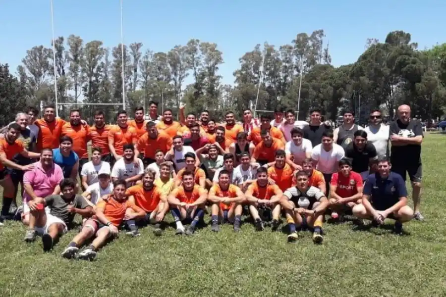 DE FESTEJO. El Seleccionado de Desarrollo se llevó la Copa de Plata del Torneo de las 6 Uniones desarrollado en Santa Fe. 