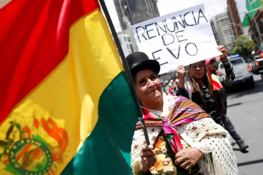 EN LA CALLE. Opositoras a Morales mostraron carteles y banderas.  