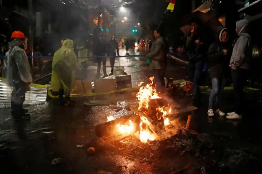 VIGILIA. Anoche, manifestantes que apoyan a Morales prendieron fogatas.