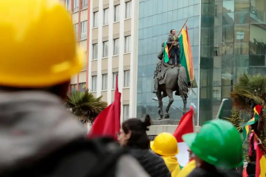 EN LA PAZ. Un opositor se “subió” al lomo del caballo del mariscal Sucre.  