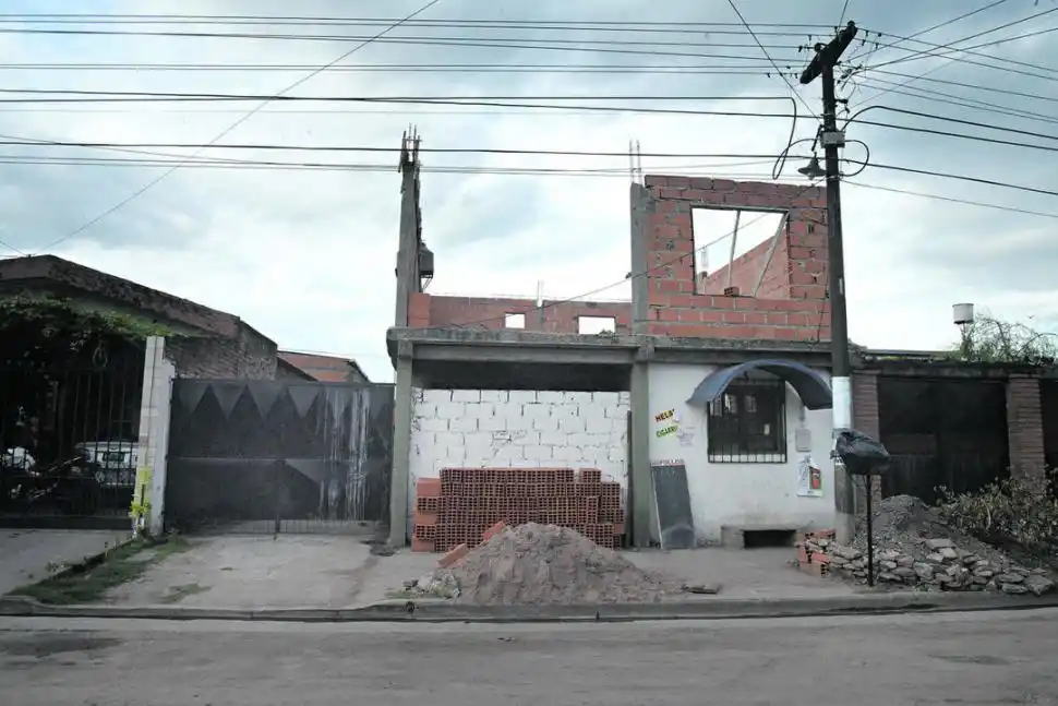 NOCHE DE MIEDO. Los agentes ingresaron por el portón de la vivienda. 