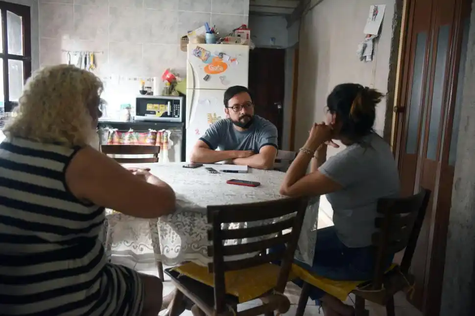 EN EL LIVING. Las dos mujeres reviven con angustia el operativo policial.