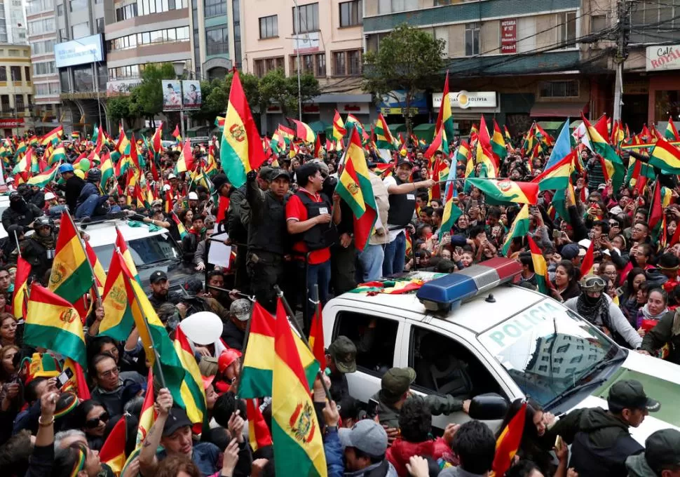 MOVILIZACIÓN CONJUNTA. Miembros de la Policía y del Ejército de Bolivia, junto con numerosos opositores a Evo Morales, salieron a festejar por las calles. fotos reuters 