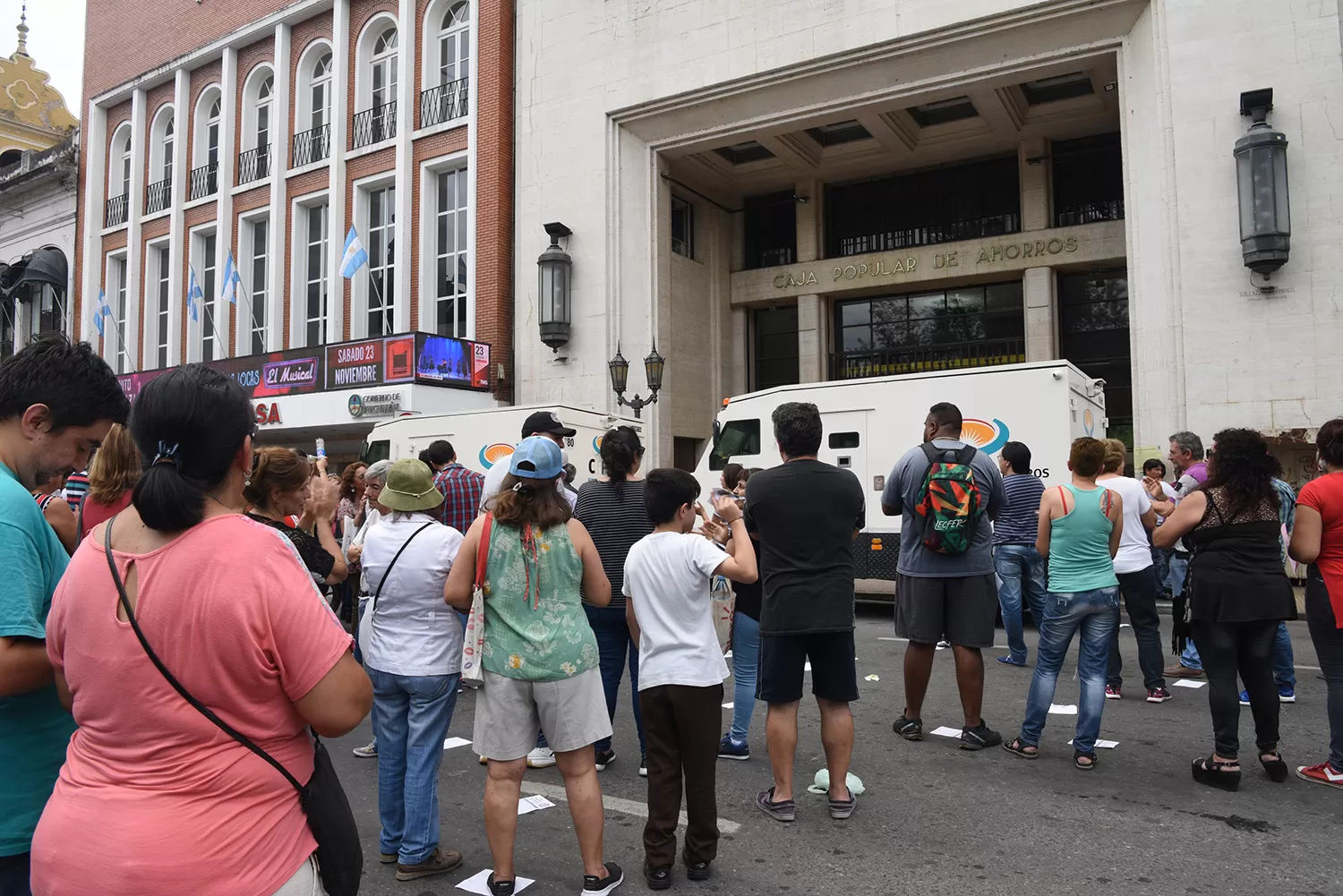 La protesta de agencieros y subagencieros en la puerta de la Caja Popular.