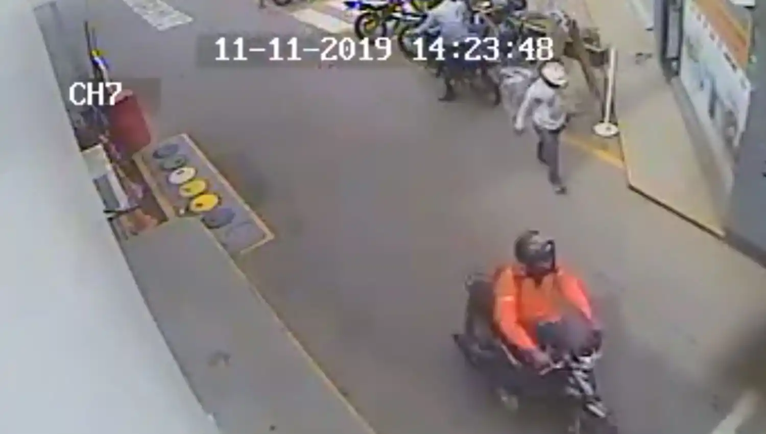 LA FUGA. Tres de los cuatro hombres quedaron retratados en esta escena: el albañil y los dos que se movilizaban en motos. 