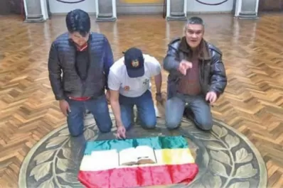 El líder derechista que siempre lleva la Biblia y la bandera