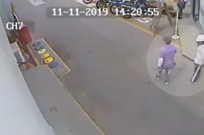 Video: vestidos de albañiles, robaron en un centro de pagos en América y Belgrano