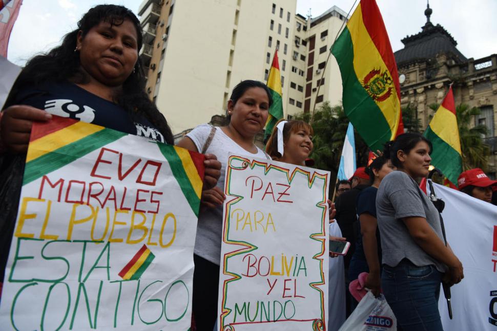 EN LA PLAZA INDEPENDENCIA. En la tarde ayer, la comunidad boliviana de la provincia marchó en apoyo de Morales. la gaceta / foto de diego aráoz