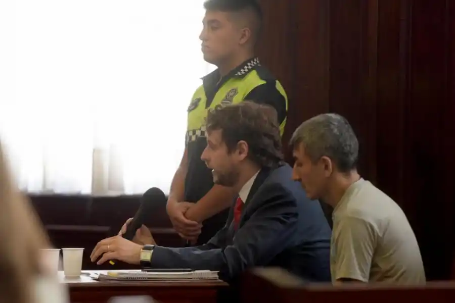 LA DEFENSA PÚBLICA. El defensor oficial itinerante Agustín Eugenio Acuña y el reo Ángel Eduardo Díaz.   