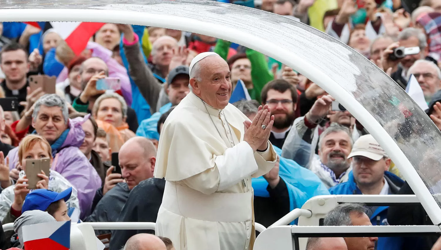 AÑOS POSTERGANDO. El pontífice sobrevoló Argentina en 2015 y 2018, durante sus visitas a Chile, Uruguay, Paraguay y Bolivia.