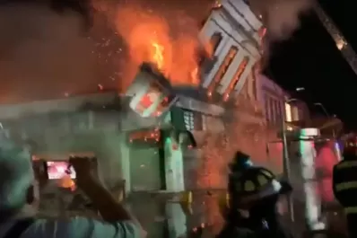 Impactante: mirá el derrumbe de un histórico edificio incendiado en Chile