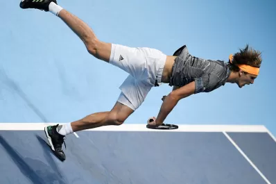ATP Finals de Londres: Tsitsipas derrotó a Zverev y tiene un lugar en semifinales