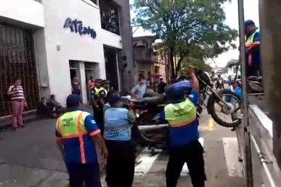 Video: municipales levantaron decenas de motos en la puerta de un call center