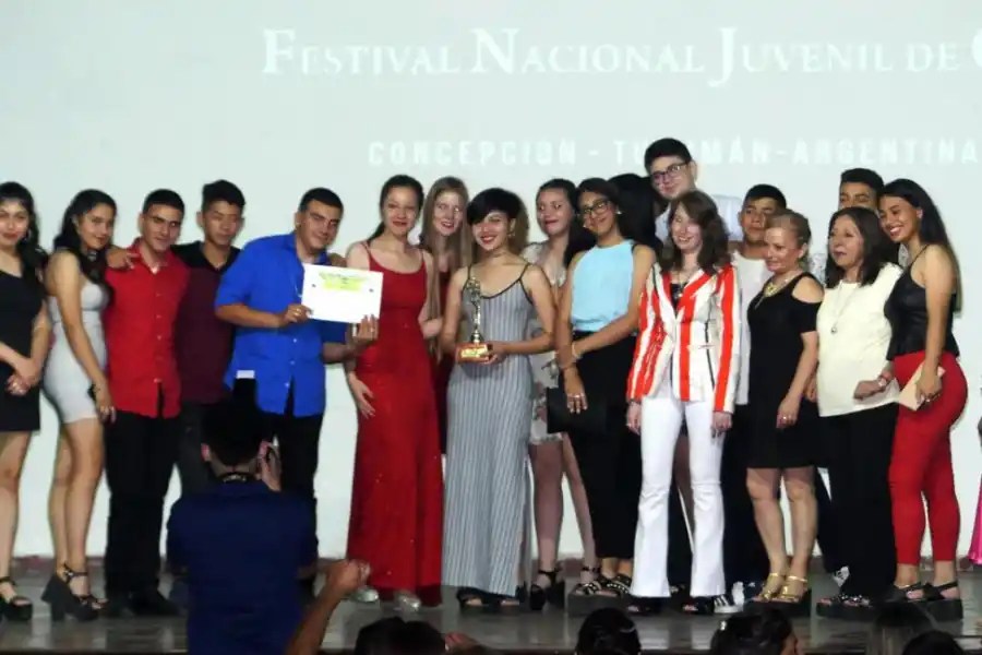 ACTO DE PREMIACIÓN. Los ganadores con sus trofeos y diplomas. 