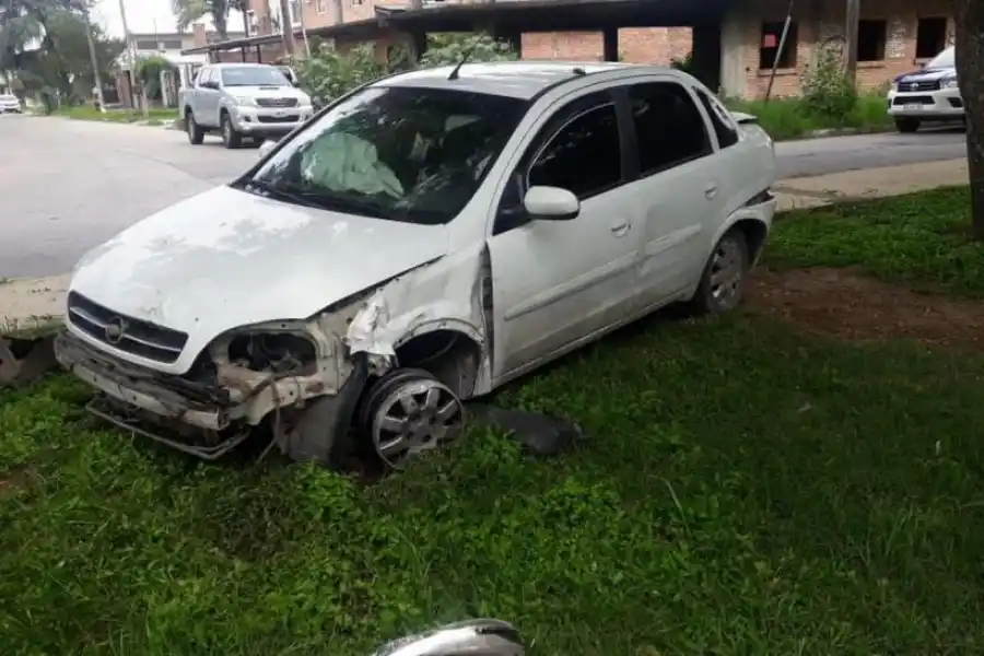 Chocó el auto de su ex pareja 14 veces para evitar que se llevara sus pertenencias de la casa