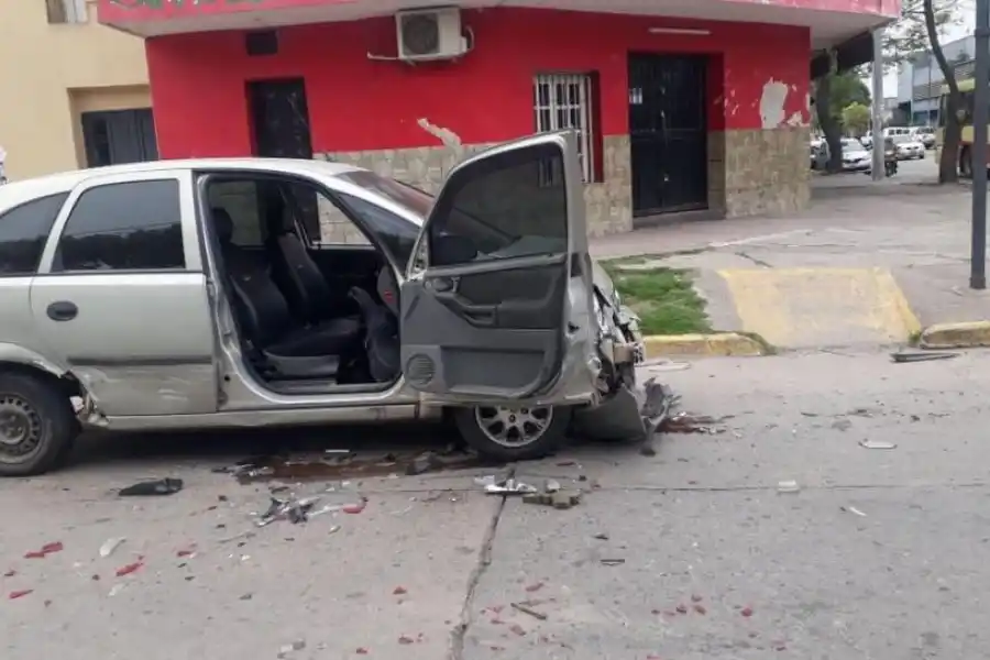 DAÑOS. En Ejército del Norte y Corrientes quedó abandonada la Meriva que conducía la víctima.