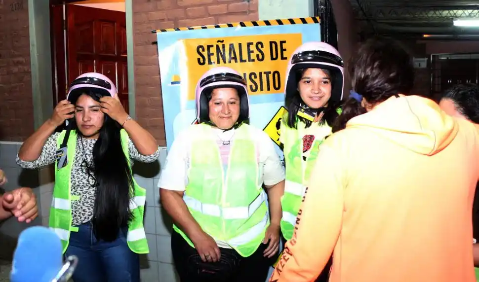 PRESENTES. Dos alumnas, con los cascos y chalecos que les regalaron. 