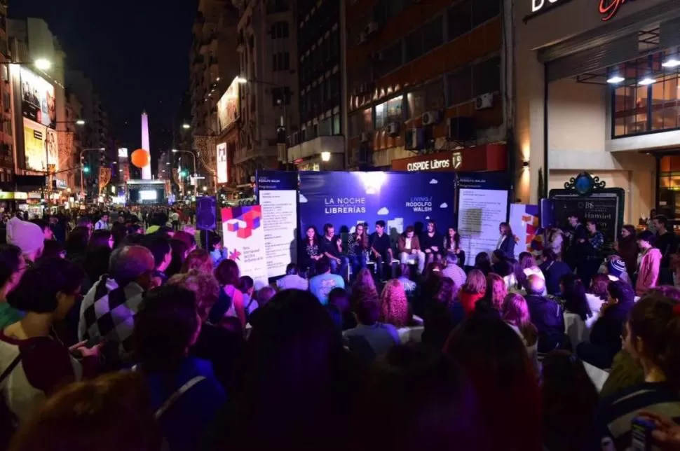 ENCUENTRO ANUAL. Las librerías exhiben sus títulos en las veredas mientras los visitantes recorren la avenida. 