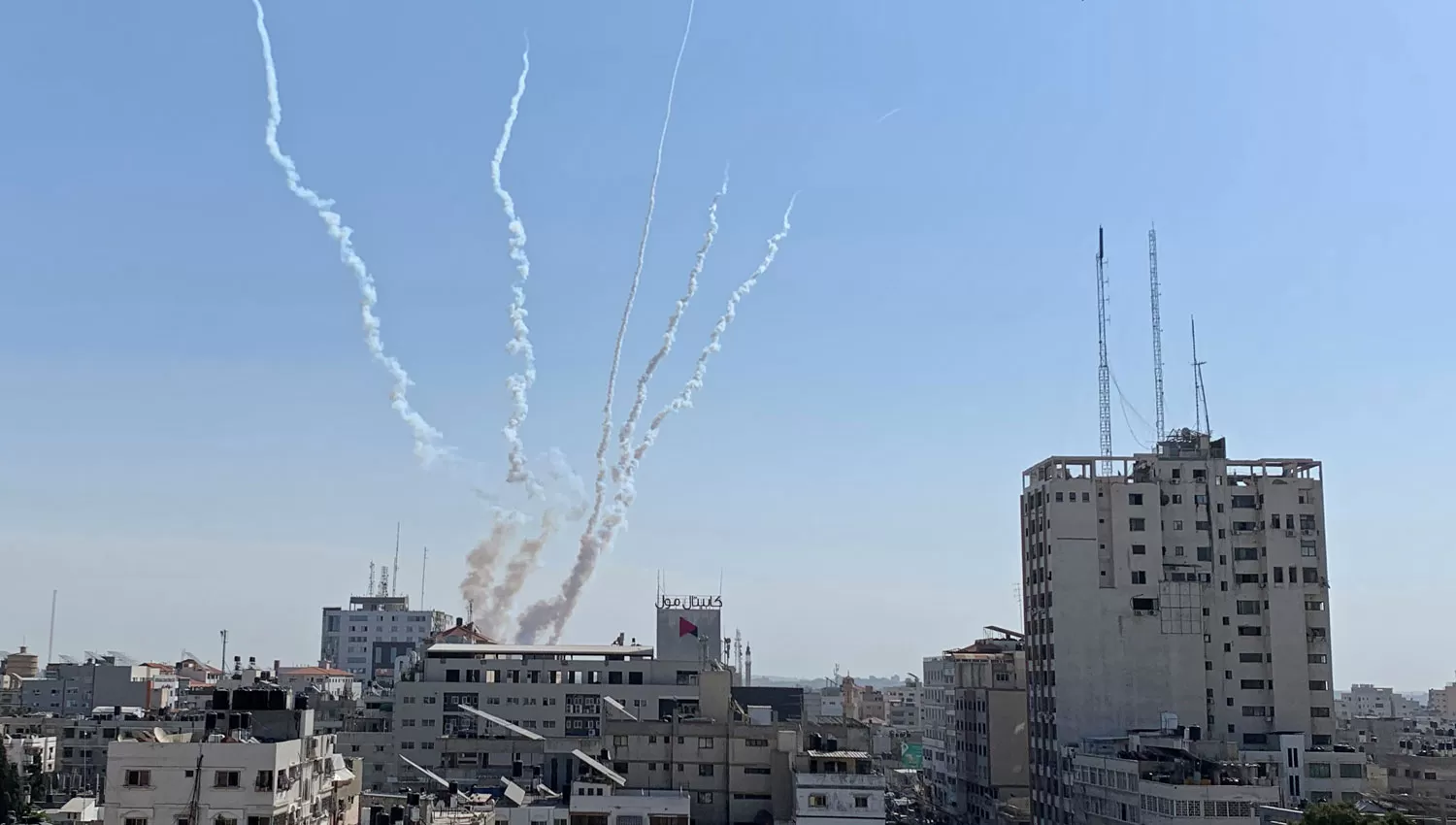 SIN PAZ. Así se veían desde Gaza las columnas de humo dejada por los misiles lanzados sobre Israel.