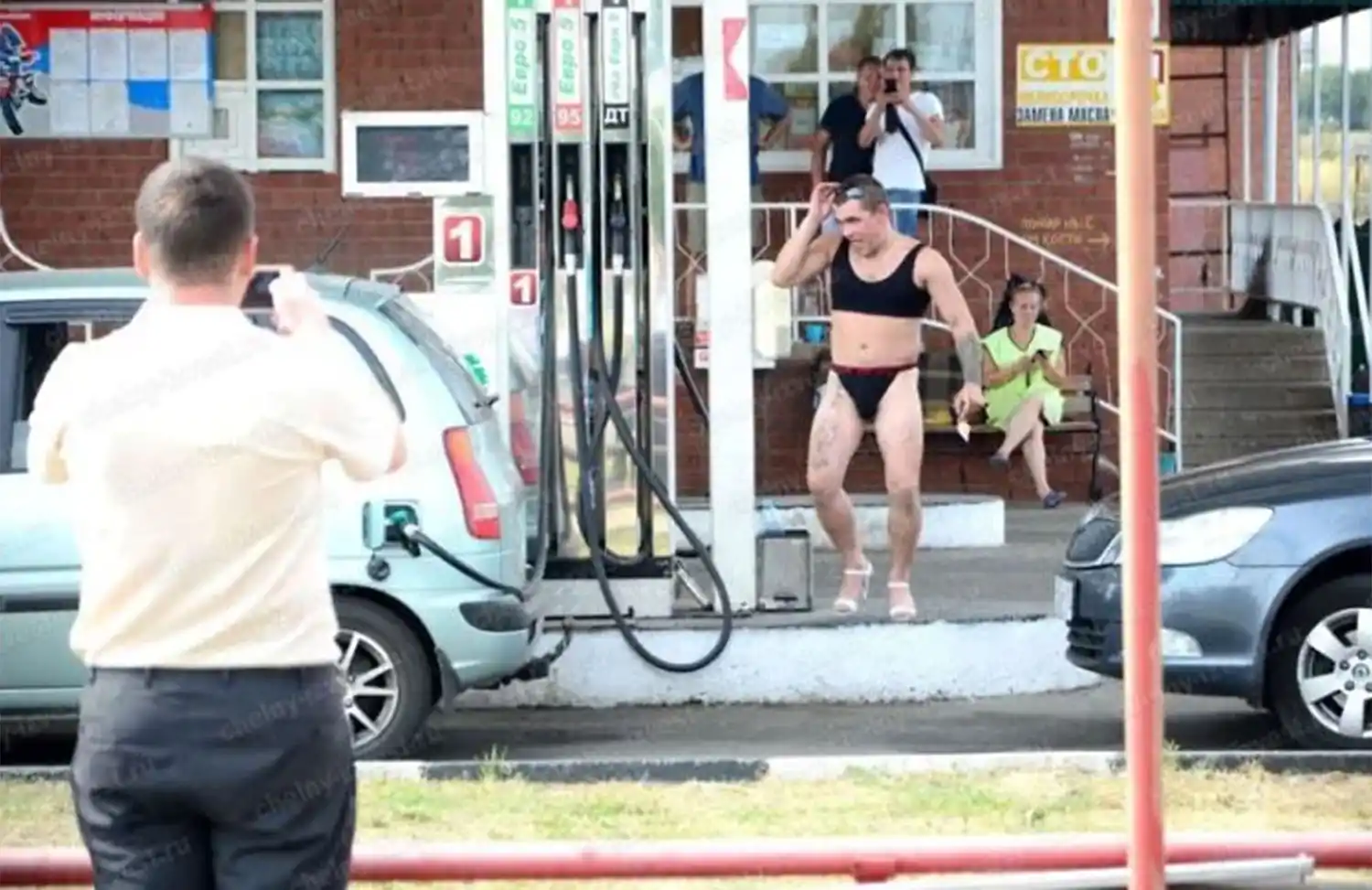 Una promoción divertida: ofrecieron nafta gratis a quienes fueron a cargar de bikini y tacos