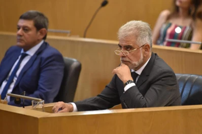 Un oficialista solicita que se aplique la ley que limita las esperas en atención al público